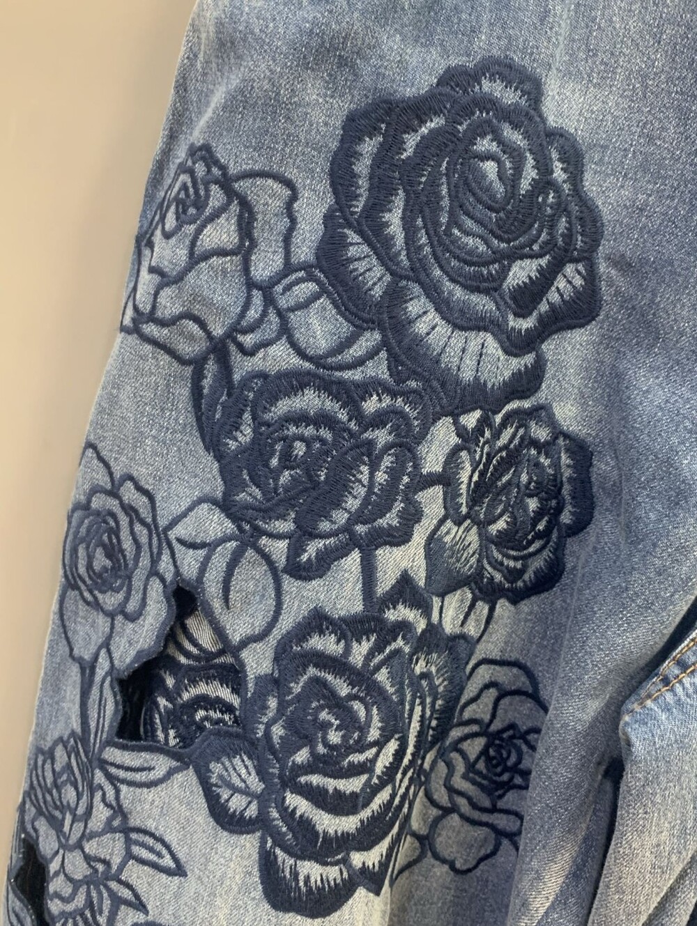 Alice + Olivia SIDNEY LASER-CUT JEAN - Picture 11 of 16